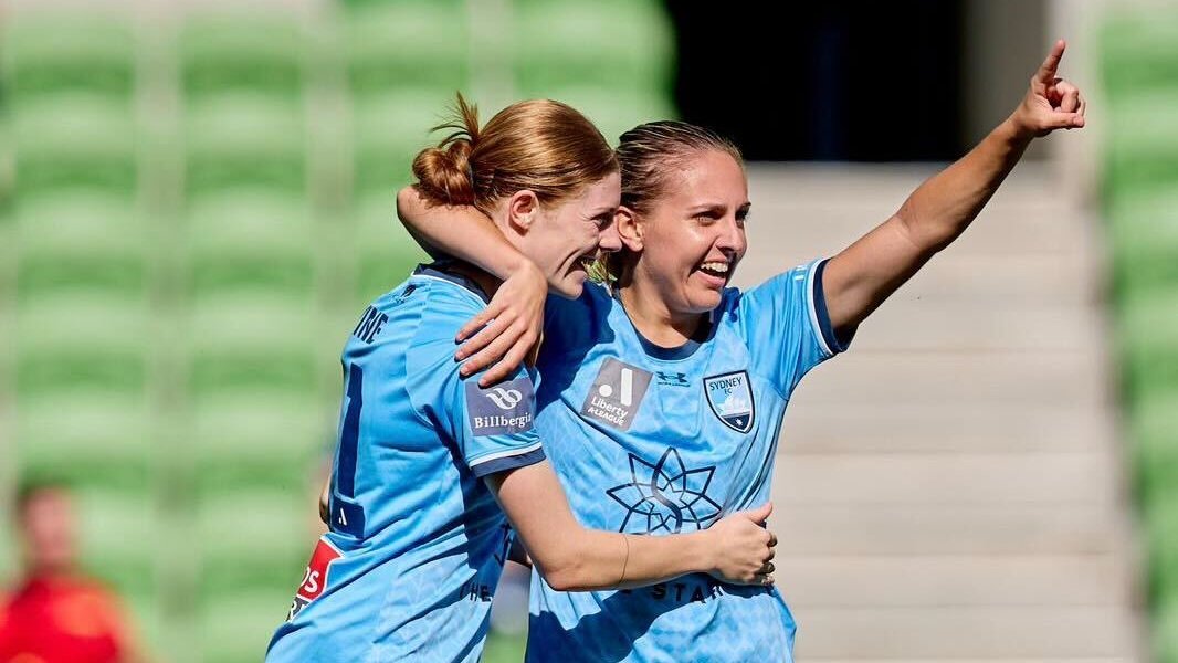 aleaguewomen's tweet photo. Six goals. Three points. #BigBlue bragging rights 👊

@SydneyFC had plenty of reasons to 𝘀𝗺𝗶𝗹𝗲 at AAMI Park yesterday 😁

Sydney make #BigBlue statement: https://t.co/2lr8JhJoGI

📸: @ByTheWhiteLine https://t.co/yjFvs4XlXs