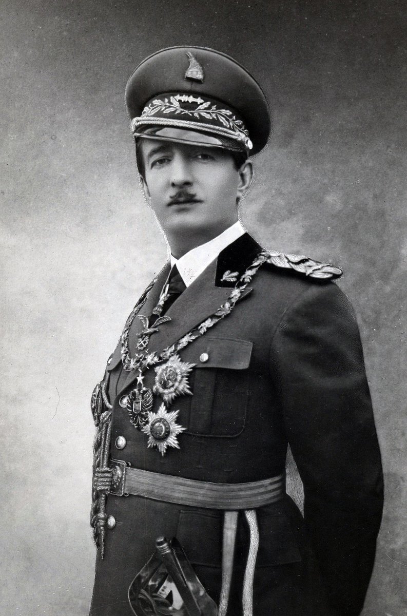 SergioLorenzi's tweet photo. El rey Zog de Albania.
#fornoparticularreason https://t.co/7kHwGmFeD6