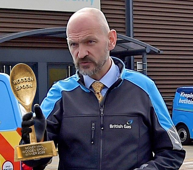 TheNorskaPaul's tweet photo. The #MoneyMail reveals the winner of their “2022 Wooden Spoon Award” for poor customer service in the readers annual poll. 

You’ve guessed it #BritishGas but Chris O'Shea, boss of parent company #Centrica refused to collect the trophy so here he is with it anyway😆👍 https://t.co/wLnbKi8sMT
