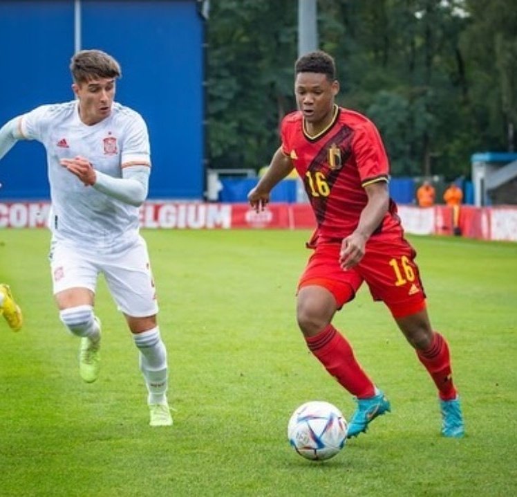 BvbMassa's tweet photo. Uma vez rival e agora futuro companheiros de equipe. Ivan Fresneda com a Espanha U19 e Julien Duranville com a Bélgica U19 jogando pela Euro U19 em um jogo que foi 0-0. https://t.co/UOebPxXwJl