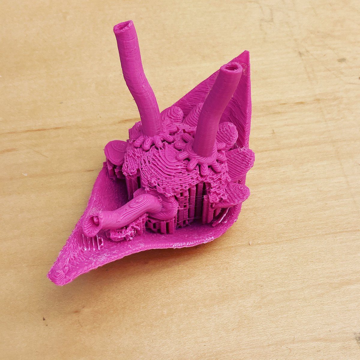 johnwalterart's tweet photo. Enjoying the shonkiness of 3D printing constraints: supports and all 

#shonky #JohnWalter #3dprinting #VariantsOfConcern #GravitySketch https://t.co/drLesZVT8Z
