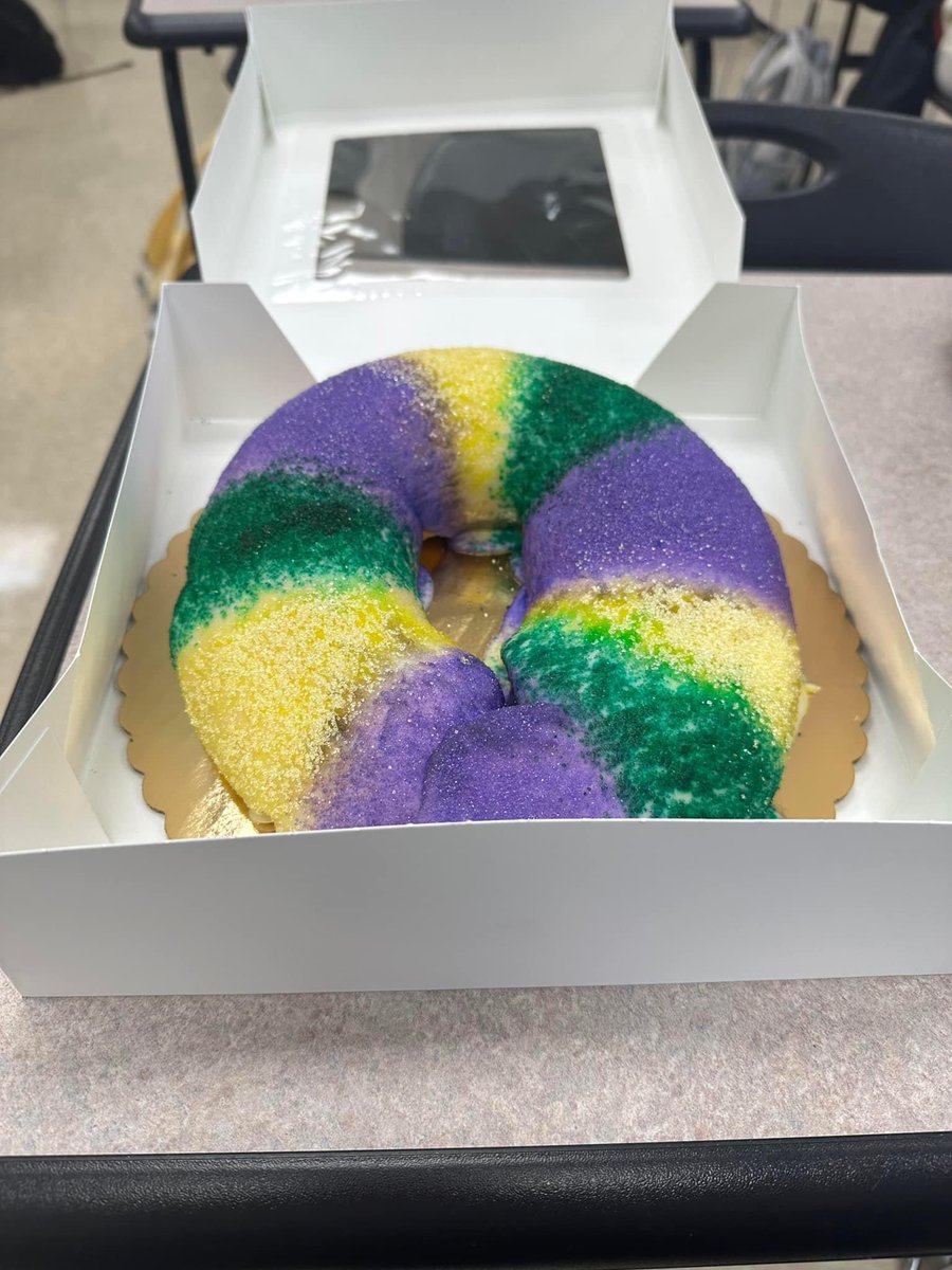 ICC’s Upsilon Sigma PTK officers starting the new year off with a touch of good luck! <a href="/ItawambaCC/">Itawamba CC</a> <a href="/PHITHETAKAPPA/">Phi Theta Kappa Honor Society</a> #TheBestStartHere #IAmPTK #CCSmart #KingCake #MardisGras #PTK