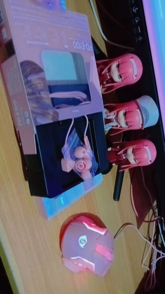 ItsmebellaaTTV's tweet photo. Yay! I got my new earphone, so finally I won't play anymore with only one earphone that works. LOL! #Notsopink person! I promise. <3
#DarlinginthefranXX #zerotwo #buckaroos ๐ธโฅ๏ธ๐ธ https://t.co/M5uWpysSmC