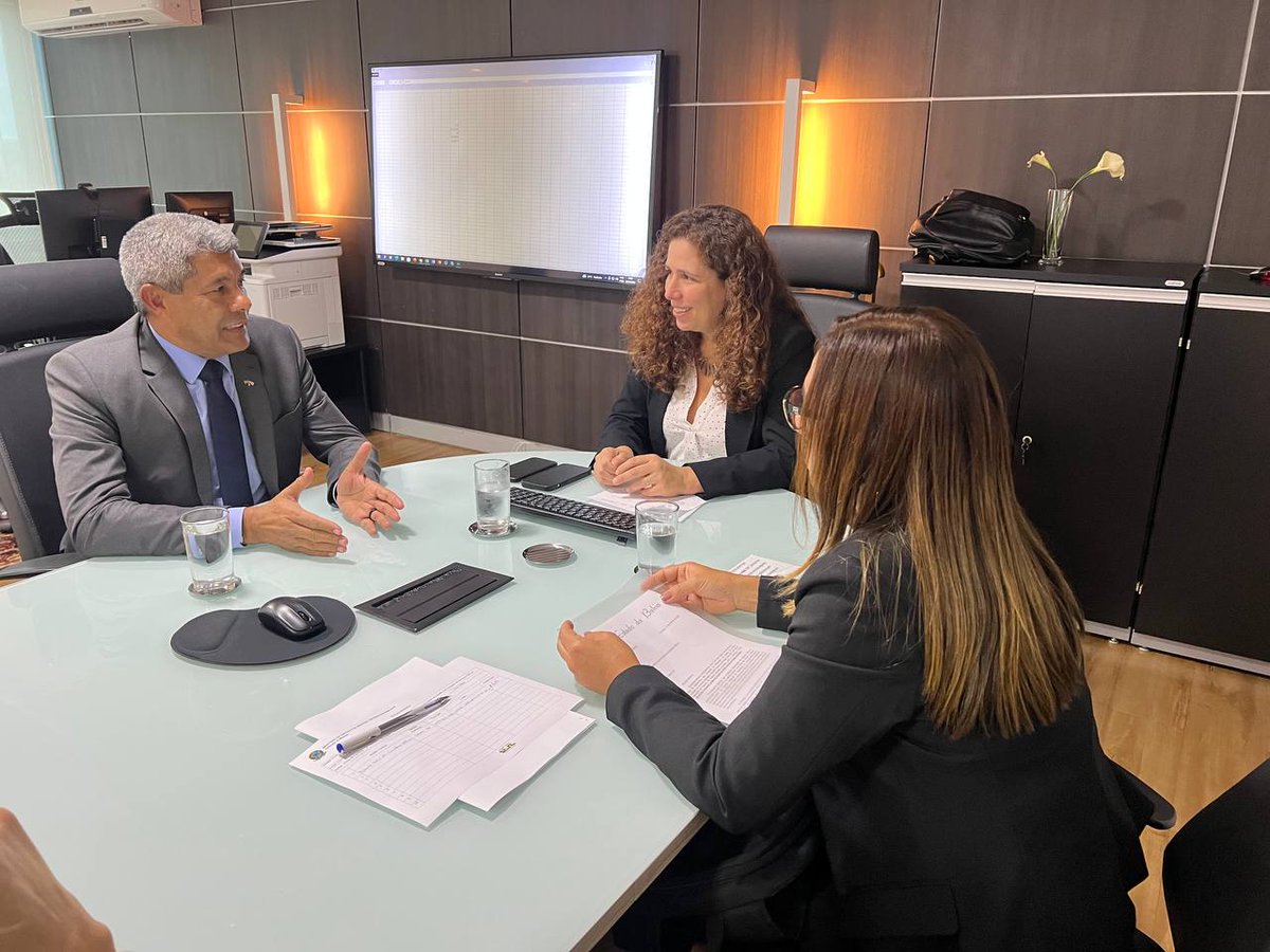 Jeronimoba13's tweet photo. Nos reunimos com a ministra Esther Dweck, no @gestaogovbr. Junto com a secretária de Saúde, Roberta Santana. Discutimos os métodos para trazer mais eficiência na gestão dos serviços públicos na área da saúde e a integração da pauta entre Bahia e Brasil. https://t.co/AFI3nM4QxW