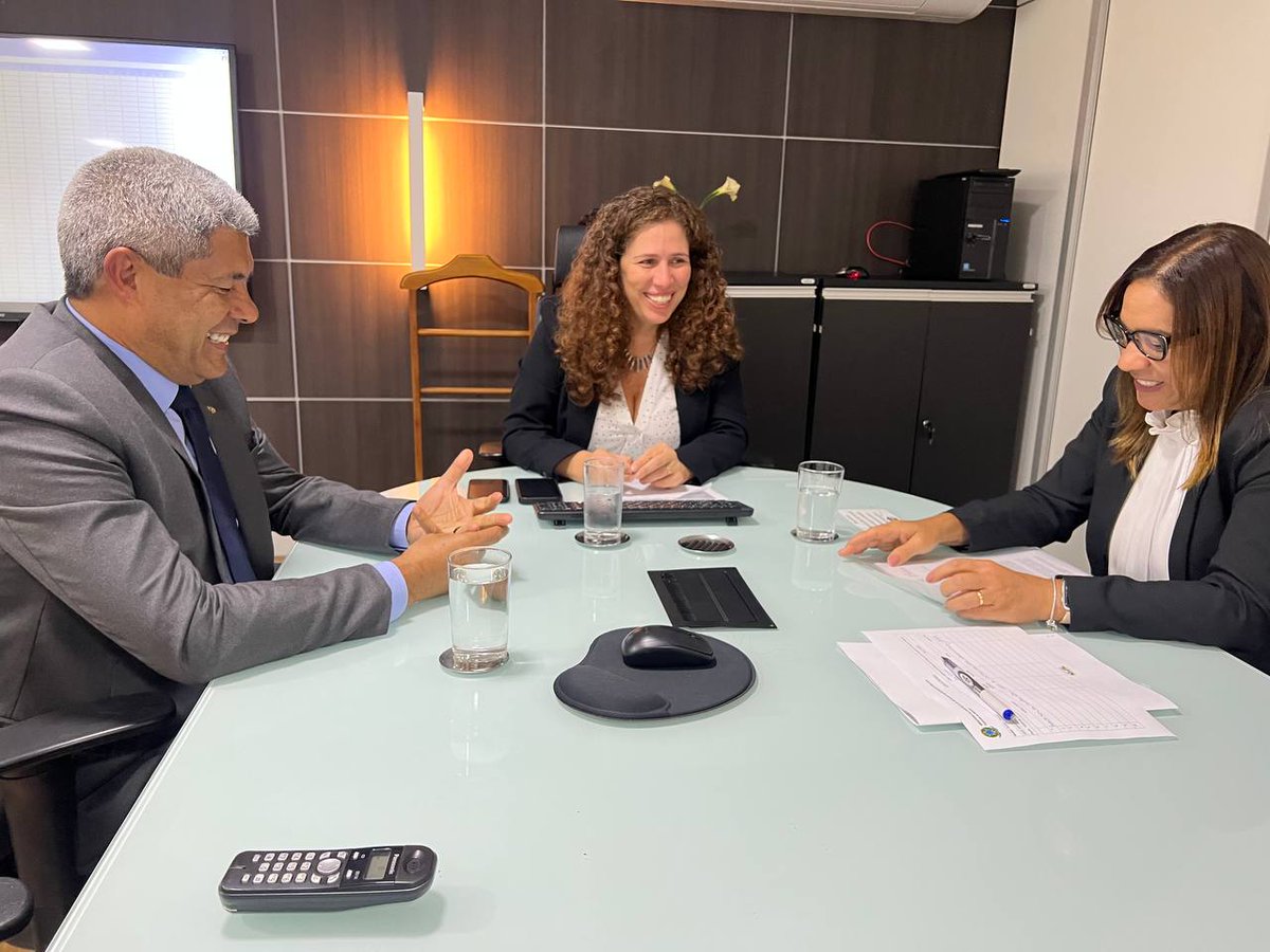 Jeronimoba13's tweet photo. Nos reunimos com a ministra Esther Dweck, no @gestaogovbr. Junto com a secretária de Saúde, Roberta Santana. Discutimos os métodos para trazer mais eficiência na gestão dos serviços públicos na área da saúde e a integração da pauta entre Bahia e Brasil. https://t.co/AFI3nM4QxW