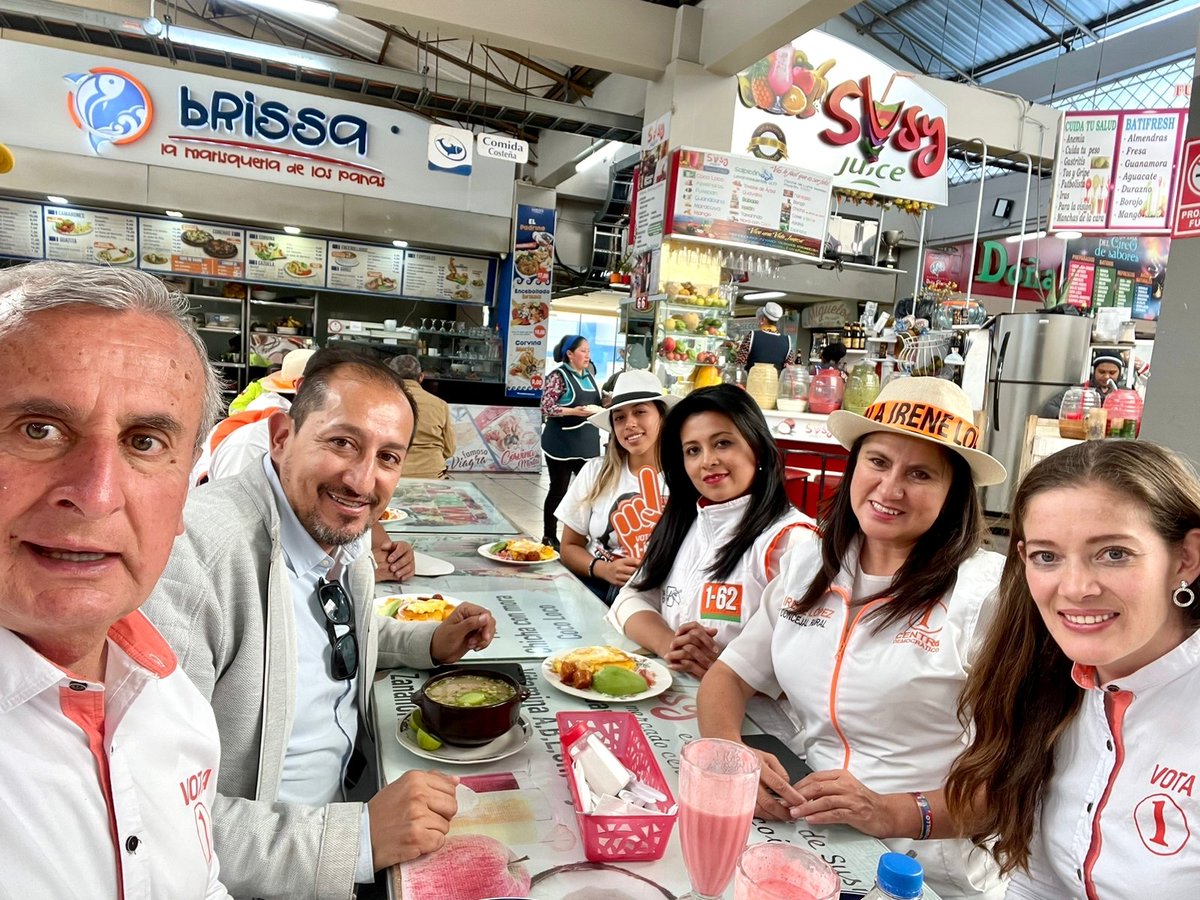 Selfie 📸 con el equipo ganador 🧡💚
Breve parada para degustar de la gastronomía de nuestro #Ambato querido, seguimos caminando, compartiendo nuestra propuesta y recibiendo el cariño  de la gente.
#ANABELLPérez #ConcejalUrbana
#VotaTodo 1️⃣-6️⃣2️⃣🗳