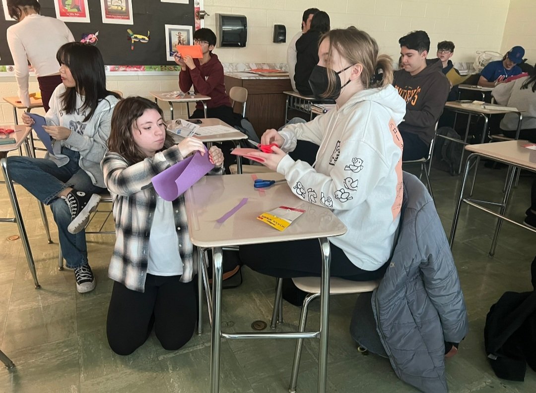 SraDSanchez's tweet photo. #multiCulturalClub, always #learningAndCreating💛
#greatSts @BectonHS with @PaolaBonanno3 https://t.co/wFcJj68ZO9