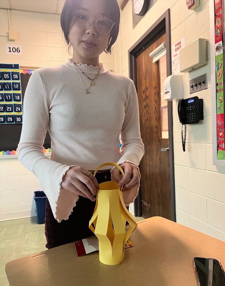 SraDSanchez's tweet photo. #multiCulturalClub, always #learningAndCreating💛
#greatSts @BectonHS with @PaolaBonanno3 https://t.co/wFcJj68ZO9