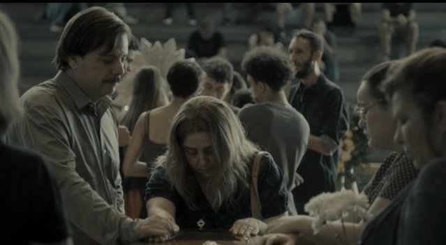 PaulaMoretii's tweet photo. O episódio 'O Luto' da série Todo Dia A Mesma Noite da Netflix sobre a tragédia da Boate Kiss é uma das coisas mais tristes da história da teledramaturgia que eu já vi,os atores vivendo a dor dos pais com as mortes das vítimas é dilacerante,todos em atuações impecáveis. 💔 https://t.co/VnloeWzX5B