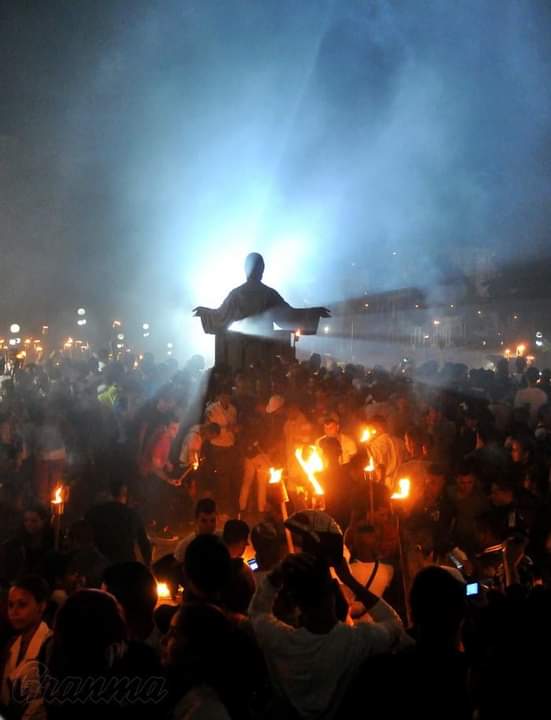 🔥Lista la juventud #villaclareña y especialmente los futuros galenos para marchar este viernes con la antorcha encendida, rindiendo tributo al más universal de los cubanos. 
Marcharemos una vez más con la máxima de #JuntarYVencer 

#MartiVive 🇨🇺
#CultivoUnaRosaBlanca ✍