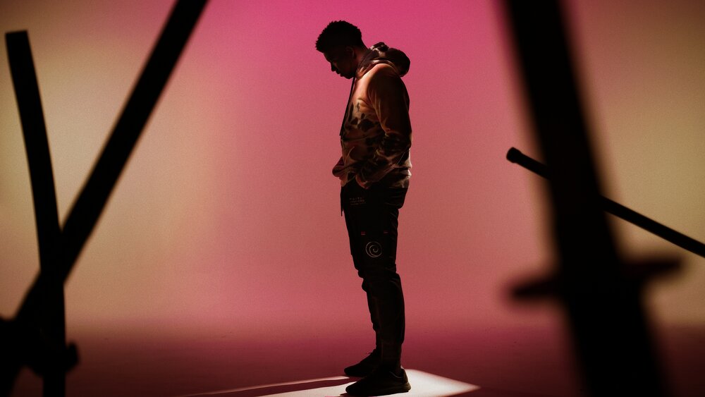 Hi there =)
My name is Caroline, and I'm a creative open to work. 

I'm a freelance Director/DP whose work focuses on bringing the fantastical realms of video games and their communities to life through film and video. 

Hit my DM's if you want to collaborate!📽️🦾