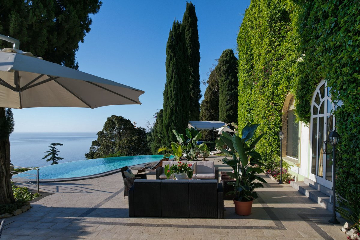 RentalEscapes's tweet photo. 📍Don Mimi Guarnaschelli, Taormina, Italy
.
.
.
#rentalescapes #travel #luxuryvilla #luxurytravel #luxuryhomes #luxuryrealestate #luxurylifestyle #beautifuldestinations #luxuryliving #luxuryworldtraveler #holidayrental #italy #taormina https://t.co/609mb0QbUt