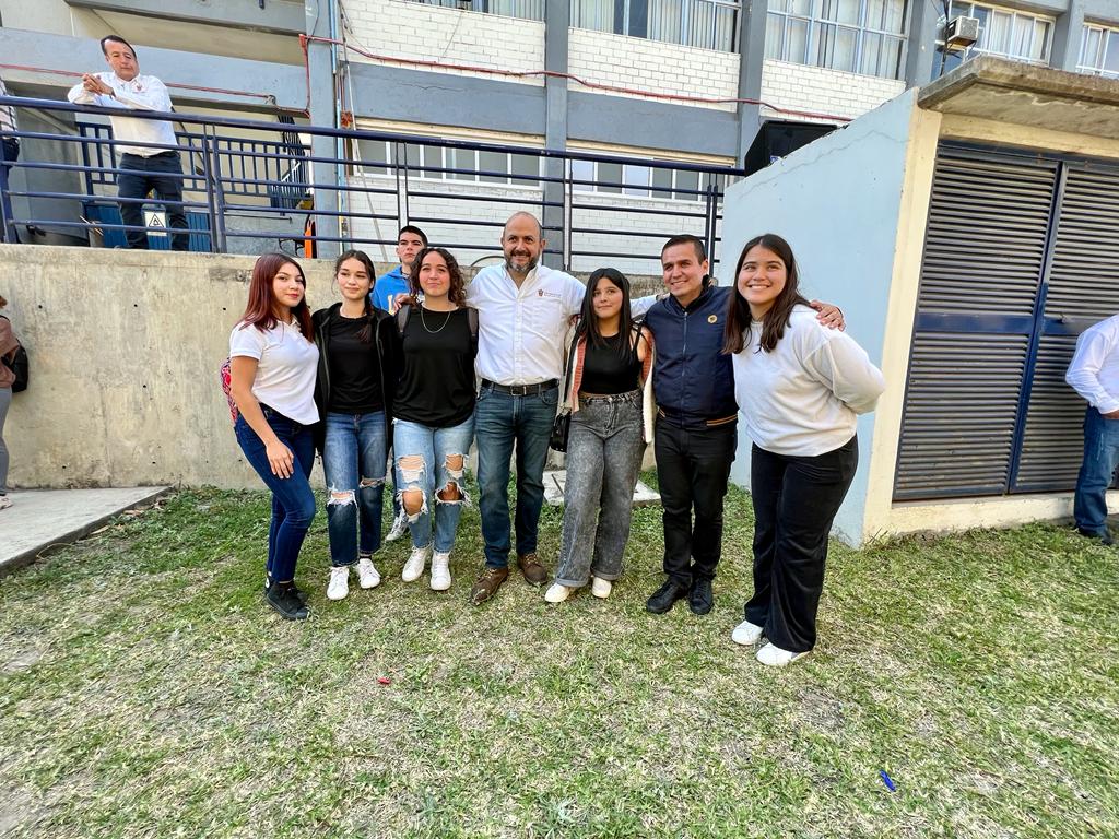 CesarBarbaD's tweet photo. Gracias a la comunidad de la Preparatoria de Tamazula por recibirnos, inauguramos el gimnasio "Alfonso Sosa Cisneros" y platicamos con directivos de la prepa y sus módulos para seguir coordinando acciones en beneficio de nuestros estudiantes https://t.co/mpKtbmKXg4