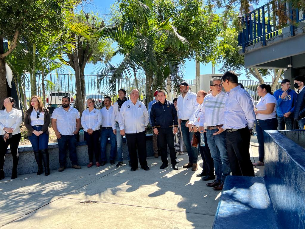 CesarBarbaD's tweet photo. Gracias a la comunidad de la Preparatoria de Tamazula por recibirnos, inauguramos el gimnasio "Alfonso Sosa Cisneros" y platicamos con directivos de la prepa y sus módulos para seguir coordinando acciones en beneficio de nuestros estudiantes https://t.co/mpKtbmKXg4