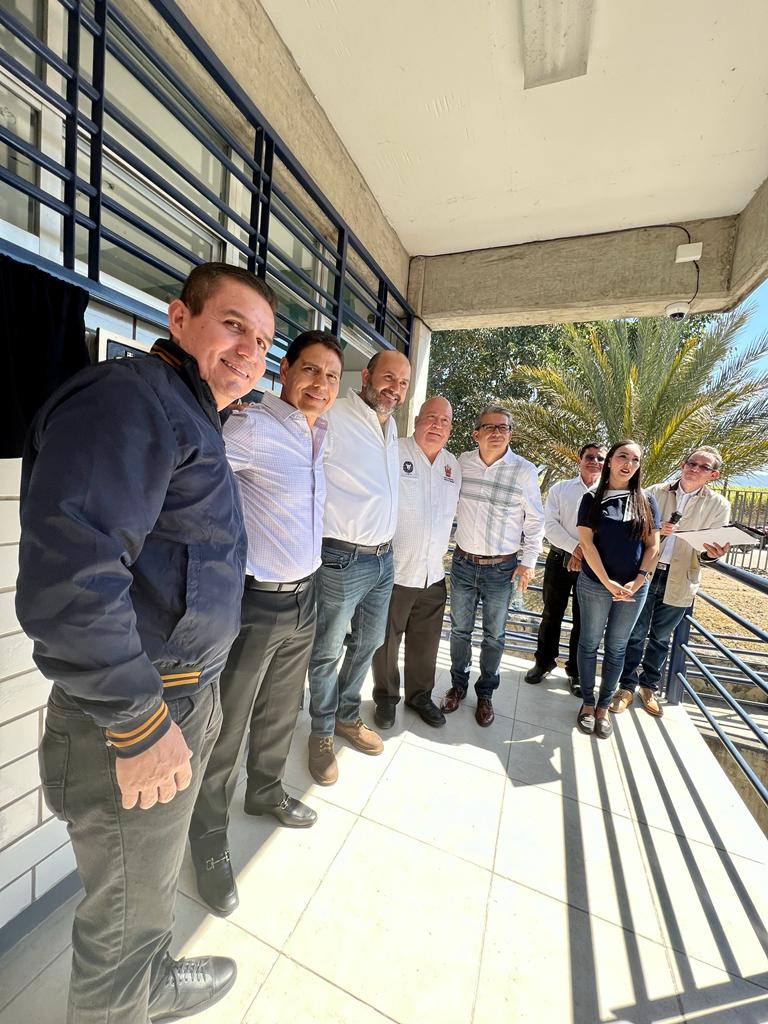 CesarBarbaD's tweet photo. Gracias a la comunidad de la Preparatoria de Tamazula por recibirnos, inauguramos el gimnasio "Alfonso Sosa Cisneros" y platicamos con directivos de la prepa y sus módulos para seguir coordinando acciones en beneficio de nuestros estudiantes https://t.co/mpKtbmKXg4