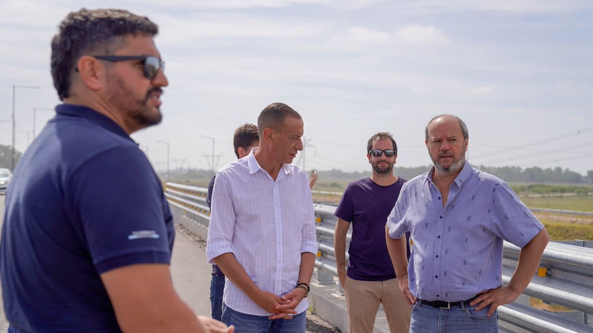 GustavoHArrieta's tweet photo. Junto a @alejandrourdam y @MarilyriveroG recorrimos la obra de la Autopista Presidente Perón. Supervisamos los avances del Tramo II y de la Calle 50, perteneciente al Tramo III, donde se están desarrollando trabajos de nivelación y cordones de hormigón. https://t.co/gFIJMIv5xb