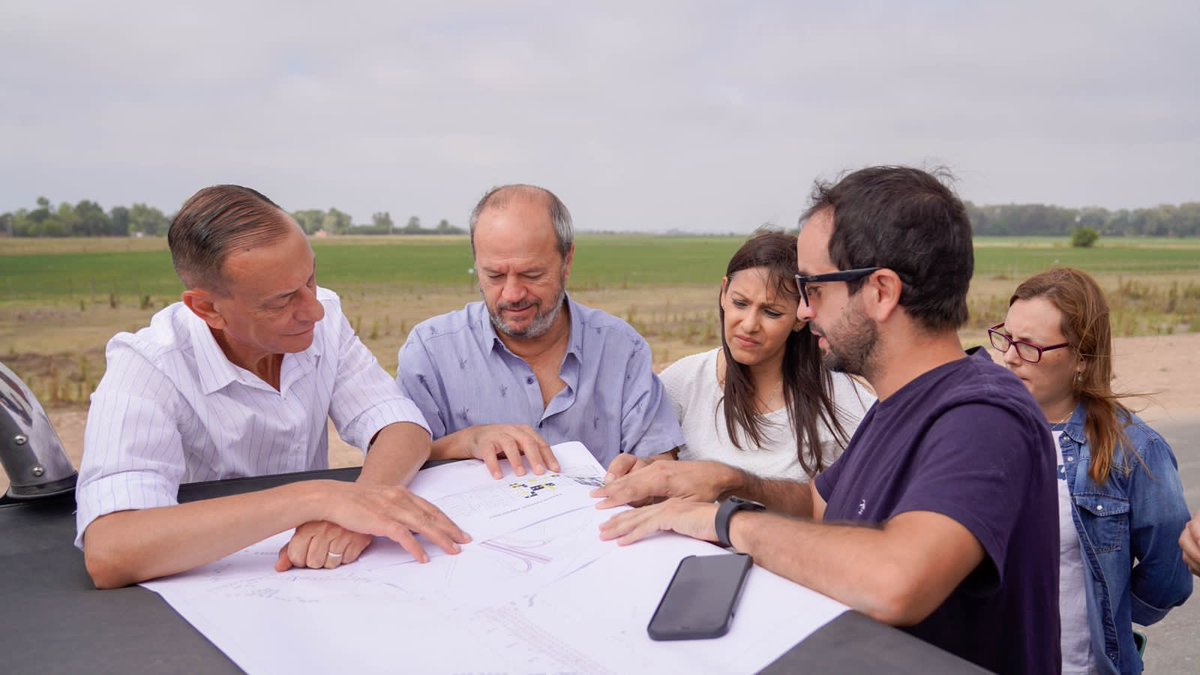 GustavoHArrieta's tweet photo. Junto a @alejandrourdam y @MarilyriveroG recorrimos la obra de la Autopista Presidente Perón. Supervisamos los avances del Tramo II y de la Calle 50, perteneciente al Tramo III, donde se están desarrollando trabajos de nivelación y cordones de hormigón. https://t.co/gFIJMIv5xb