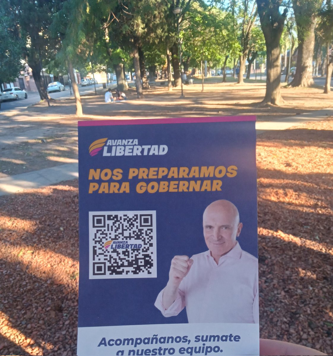JucedePba's tweet photo. Hoy los chicos de  @UCEDEJuventudSM estuvieron repartiendo folletos y hablando con los vecinos sobre la candidatura a gobernador de @jlespert 🙌🏼. 

@AvanzaLibertad_
@lulalinera 
@Candesalom6 
@UCEDEJuventudSM https://t.co/AVYTaYRzIV
