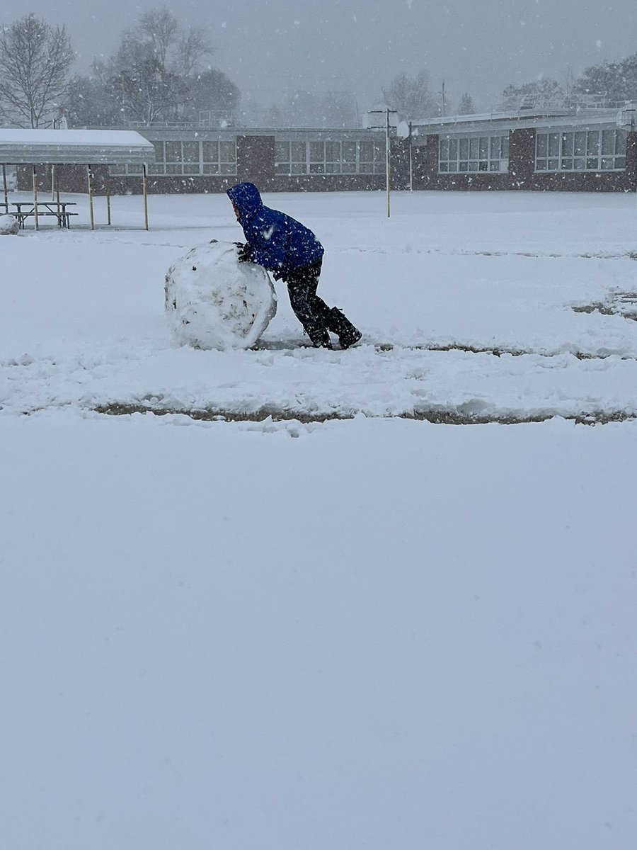 aliciatherren's tweet photo. We love all the problem solving and team work that snow can bring #mooretown @prinMooretown @LkdsbM @LKelempro https://t.co/k2y3dYb6Vb