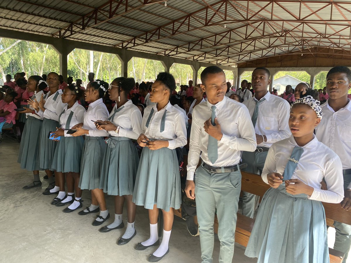 newmissions's tweet photo. Don’t you wish you were in the middle of this high school chapel service? Greetings from Signeau, Haiti. A new generation of Christian leaders are on the rise! Hope in God changes everything. https://t.co/MennB4kZFf