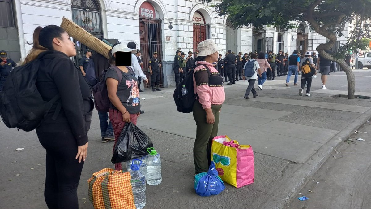 NuevoPeruLima's tweet image. Hoy como todos los días el local del Nuevo Perú en Plaza Bolognesi está rodeado de policías. Nosotros solo hemos dado alojamiento y alimentación a nuestros hermanxs de regiones desde el primer día y por eso nos amedrentan. #DinaRenunciaYa #Dictadura. Recibimos donaciones.
