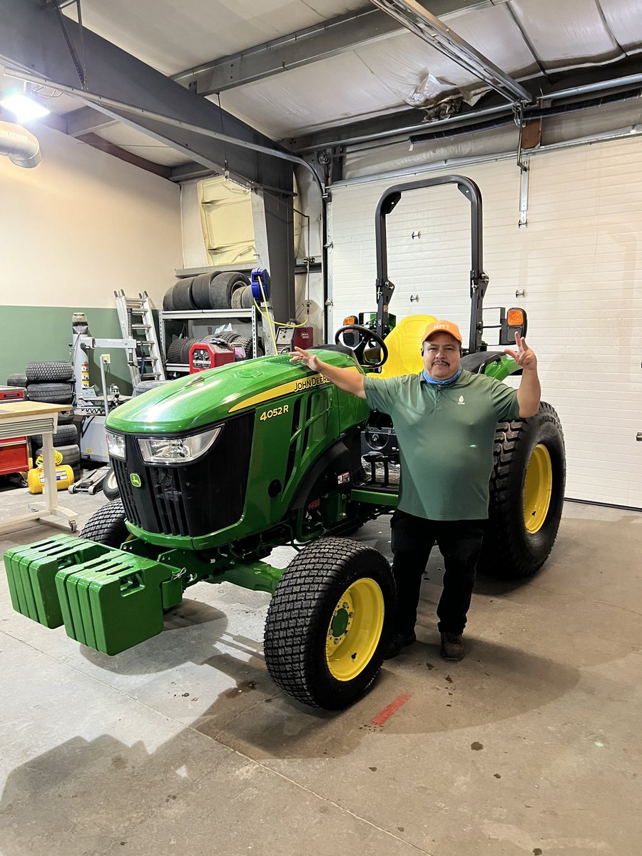 AdamV_801's tweet image. Xmas in January! We are super excited to get our new @JohnDeere 4052R! #alpineccutah #utahgolf #agronomy #turfLife #tractor