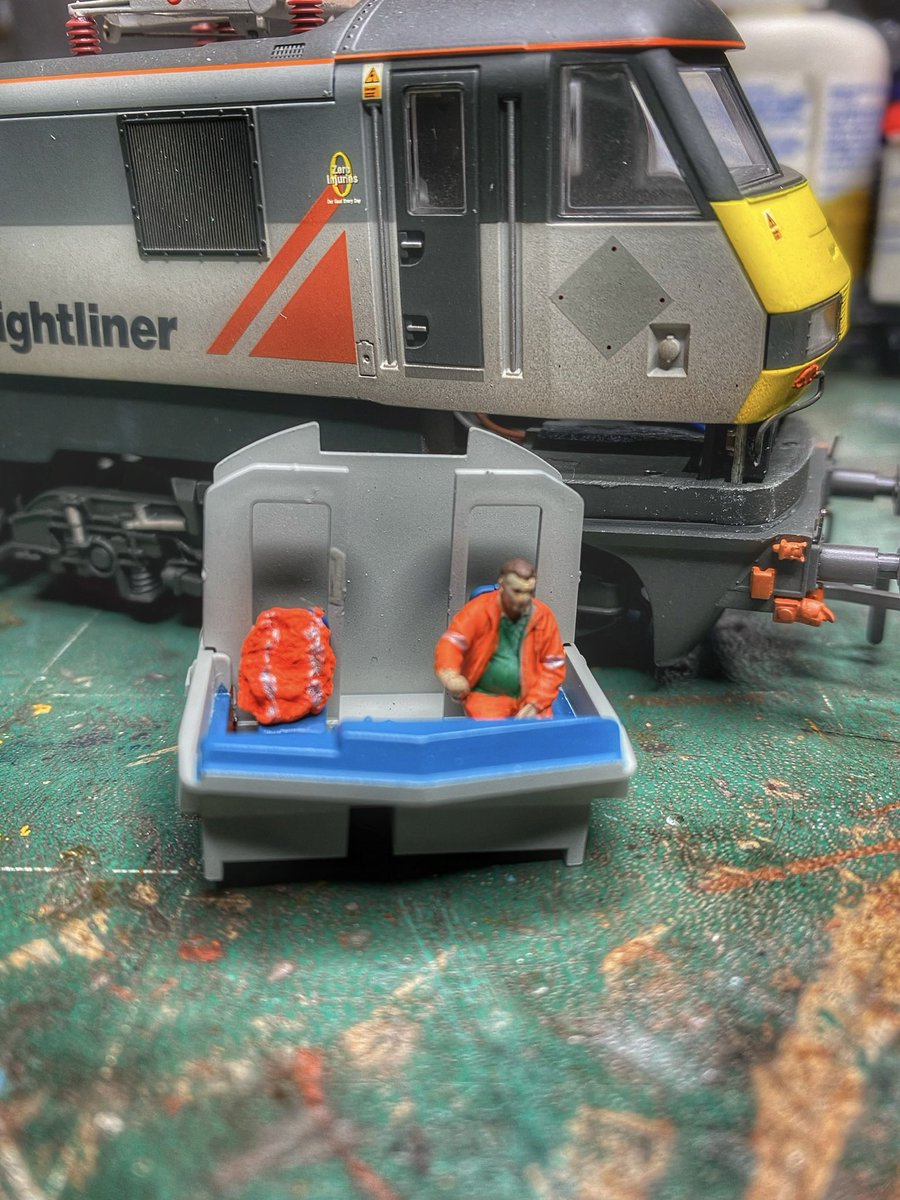Big_Controller's tweet image. Tonight #OMWB crew paint n fitment 15 min #speedmodelling knackered bed #TMRGUK