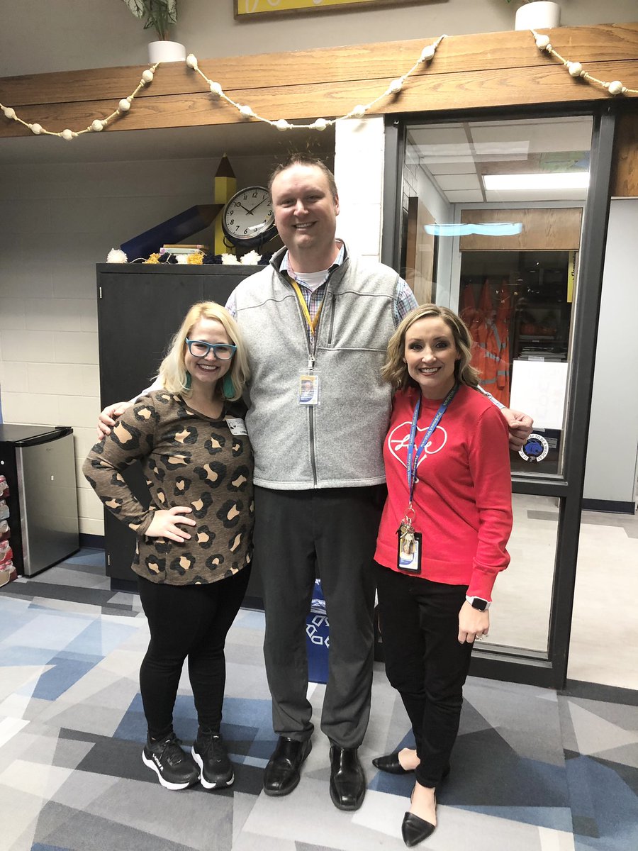 KatieKinder1's tweet photo. #thebreakroom tour brought us to Deer Creek Middle School and Piedmont today! @Fighting_Kiwi ❤️ let’s set up a Breakroom break with your #teachertwitter besties Also, come on out to #thespringshift #edutwitter 3/30 @MetroTechOK https://t.co/S2X60HCnbH