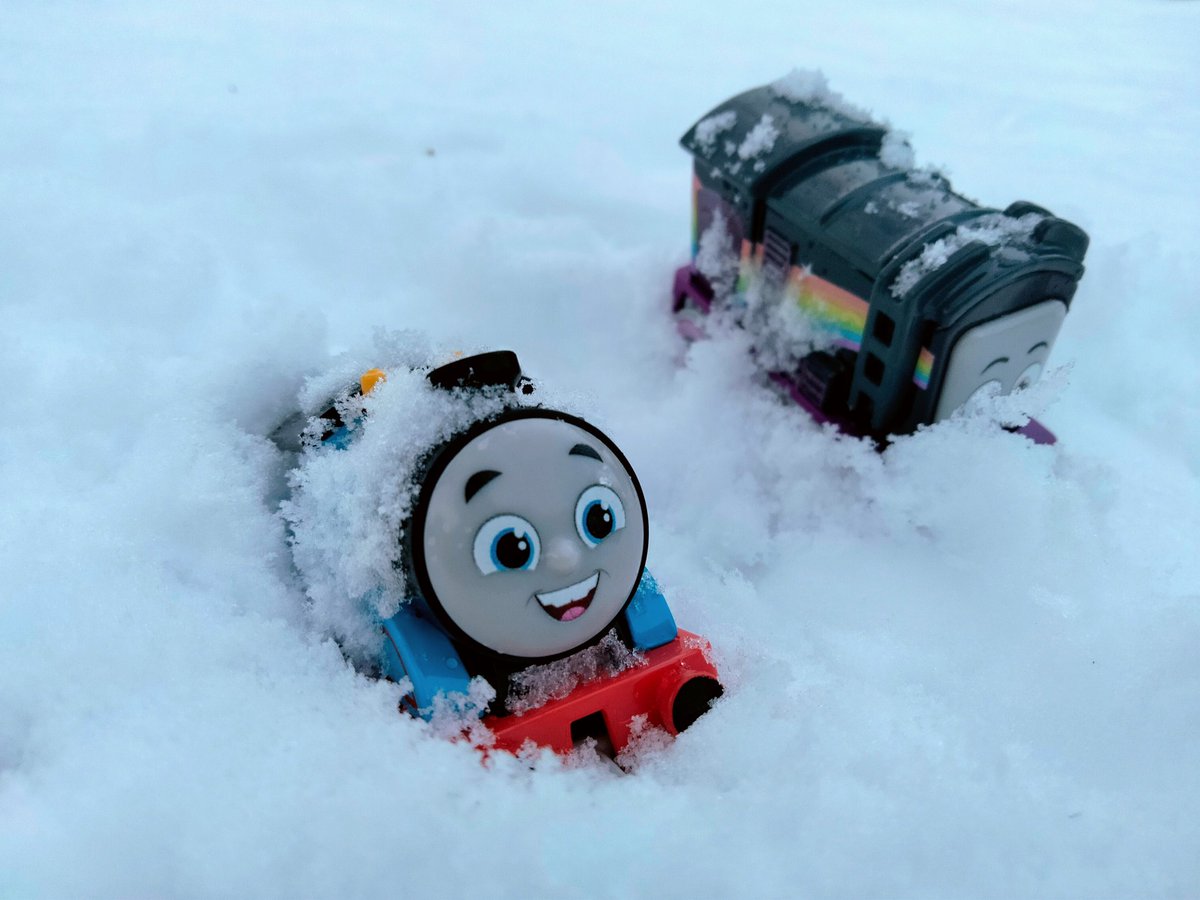 AshleyDeMoss6's tweet image. Thomas and Diesel playing in the snow. #ThomasAndFriends #AllEnginesGo #PushAlong