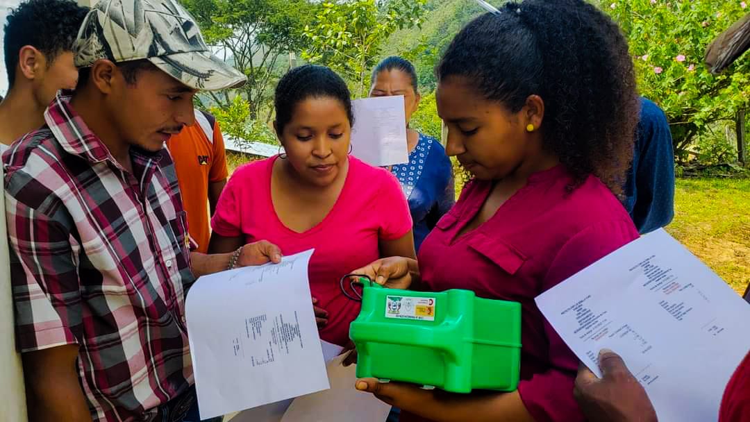 AECID_Honduras's tweet photo. +2000 mujeres y niñas tolupanas de Yoro tienen acceso a energía fotovoltaica permitiendo disminuir las brechas de género. Esta iniciativa es impulsada por el proyecto “Corylus Semilla Yoro”, financiado por @AECID_es y ejecutado @ayudaenaccion @ESF_esp #FUNACH @MuniYoro https://t.co/9Yi5zeEFwE