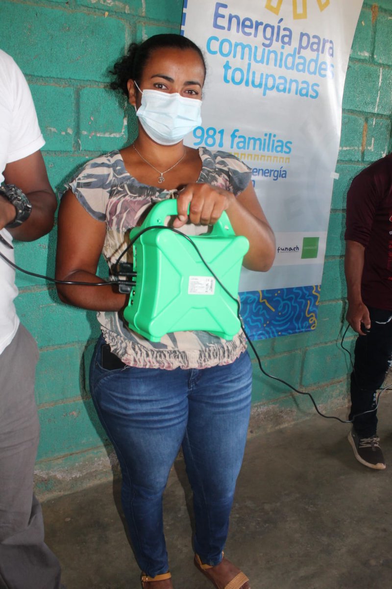 AECID_Honduras's tweet photo. +2000 mujeres y niñas tolupanas de Yoro tienen acceso a energía fotovoltaica permitiendo disminuir las brechas de género. Esta iniciativa es impulsada por el proyecto “Corylus Semilla Yoro”, financiado por @AECID_es y ejecutado @ayudaenaccion @ESF_esp #FUNACH @MuniYoro https://t.co/9Yi5zeEFwE