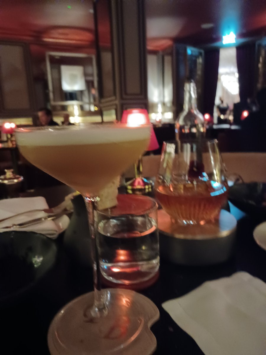 VickyBookworm's tweet image. Cocktails at @PineBarMayfair: absolutely fantastic. And that artwork!! 😍 in heaven