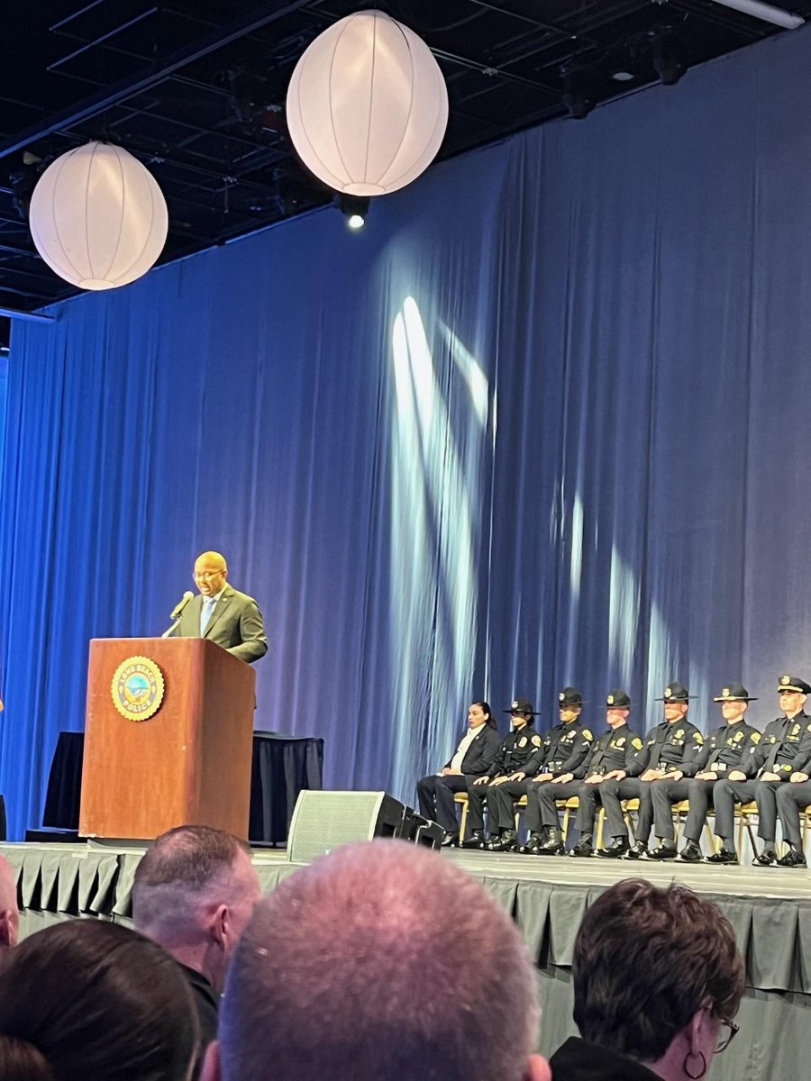 LBCityJobs's tweet image. Today the Civil Service Department attendant class of 96 Graduation. 

Congrats!!

longbeach.gov/jobs

#joinlbpd #lbcityjobs #policerecruit
