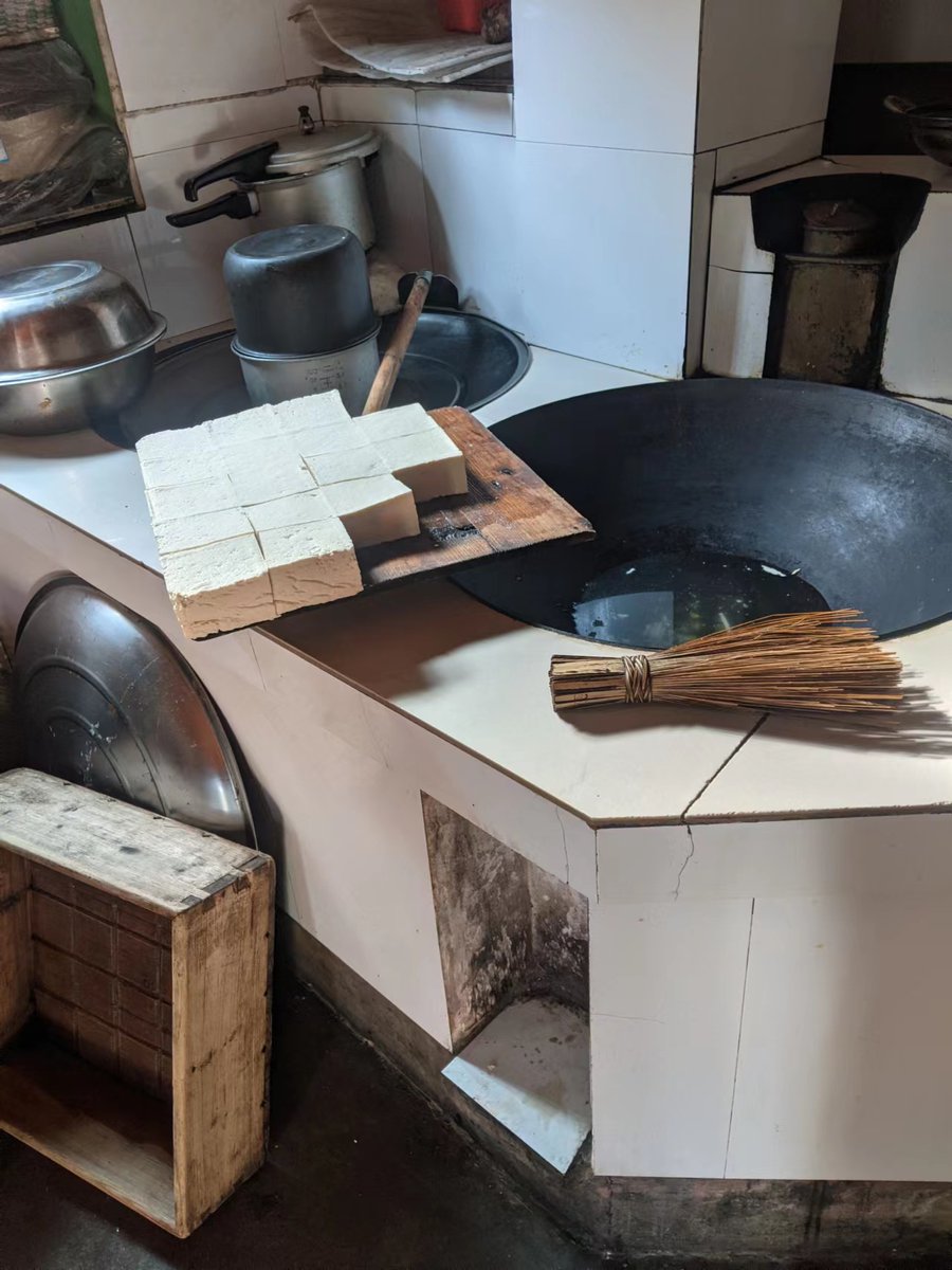 lockyeasom's tweet photo. It't tofu time in the village. Nothing better than fresh silken tofu served with a little coriander, chopped chili, and soy sauce. 

#ChineseNewYear 
#tofu
#silkytofu
#homemade 
#Lishui
#Hangzhou
#Zhejiang 
#veganyummyness
#veganfood https://t.co/ZuGD4fnwG6