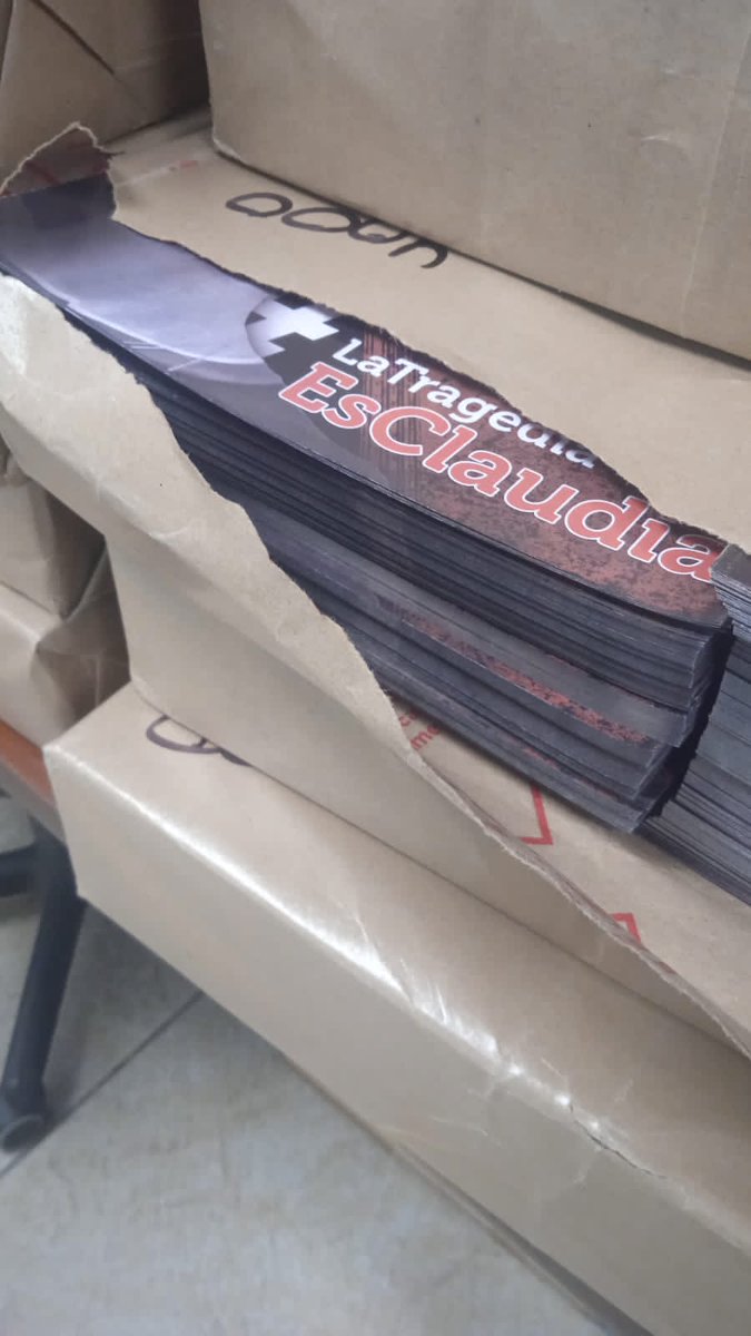 Reporte_Indigo's tweet photo. 🔵 #CDMX | Gracias a una denuncia ciudadana se hallaron múltiples paquetes con volantes en contra de la jefa de Gobierno, @Claudiashein. El material fue encontrado en la Oficina de Desarrollo y Bienestar de la alcaldía Cuauhtémoc. 👇

https://t.co/WzUMPcGMPs https://t.co/vH3xcfID1V