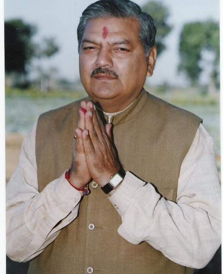 ડીસા સહિત જિલ્લાના સર્વાંગી વિકાસ અને માળી સમાજની આગવી ઓળખ માટે આજીવન ઝઝુમેલા ડીસાનું રત્ન,  સફળ વેપારી, કોમન મેનની જેમ જમીન સાથે જોડાયેલ સેવા, સાદગી અને નિરાભિમાનીપણું ધરાવનાર તથા છત્રીસ કોમને સાથે લઈને ચાલનારા એવા ડીસાના પૂર્વ ધારાસભ્યશ્રી, 

(1/2)