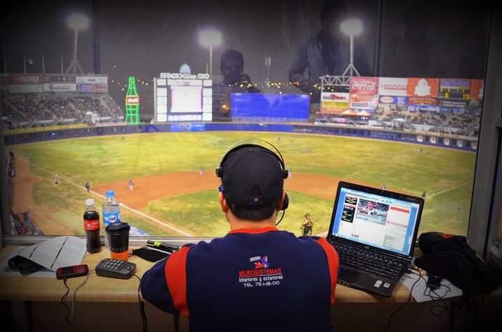 charlyebarrera's tweet photo. Grandes y gratos recuerdos como Cronista de @AlgodonerosGsv amigo y colega @Alfonsolanzagor @freddyaramburo @Liga_Arco #ExtraBase #LAMPxSky https://t.co/T2YY8iqaAo