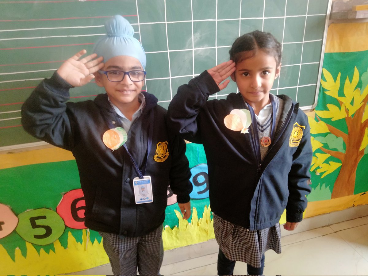 Students of Grade LKG-A made tricolour balloons on the occasion of Republic Day. Students enjoyed their activity a lot. @KnpsIndia @pkdhillon08 @charuchhabra2 @maltiduggal @priya22569691 @Eshabhalla1 @RajvinderKaur_