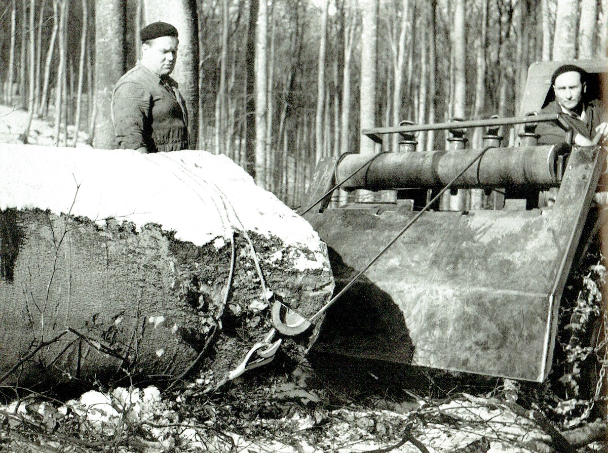 UnimogCommunity's tweet photo. 1961: "Well, isn't the log a bit too thick?" probably ask Unimog demonstrators Otto Pfeifer (left) and Willi Seitz. -  #mercedesbenz  #unimog #daimler #unimogfan ##forstwirtschaft #forst #forestry  #unimogclubgaggenau #unimogcommunity #unimogmuseum #forsttechnik #rueckeaggregat https://t.co/knp0FRGjte
