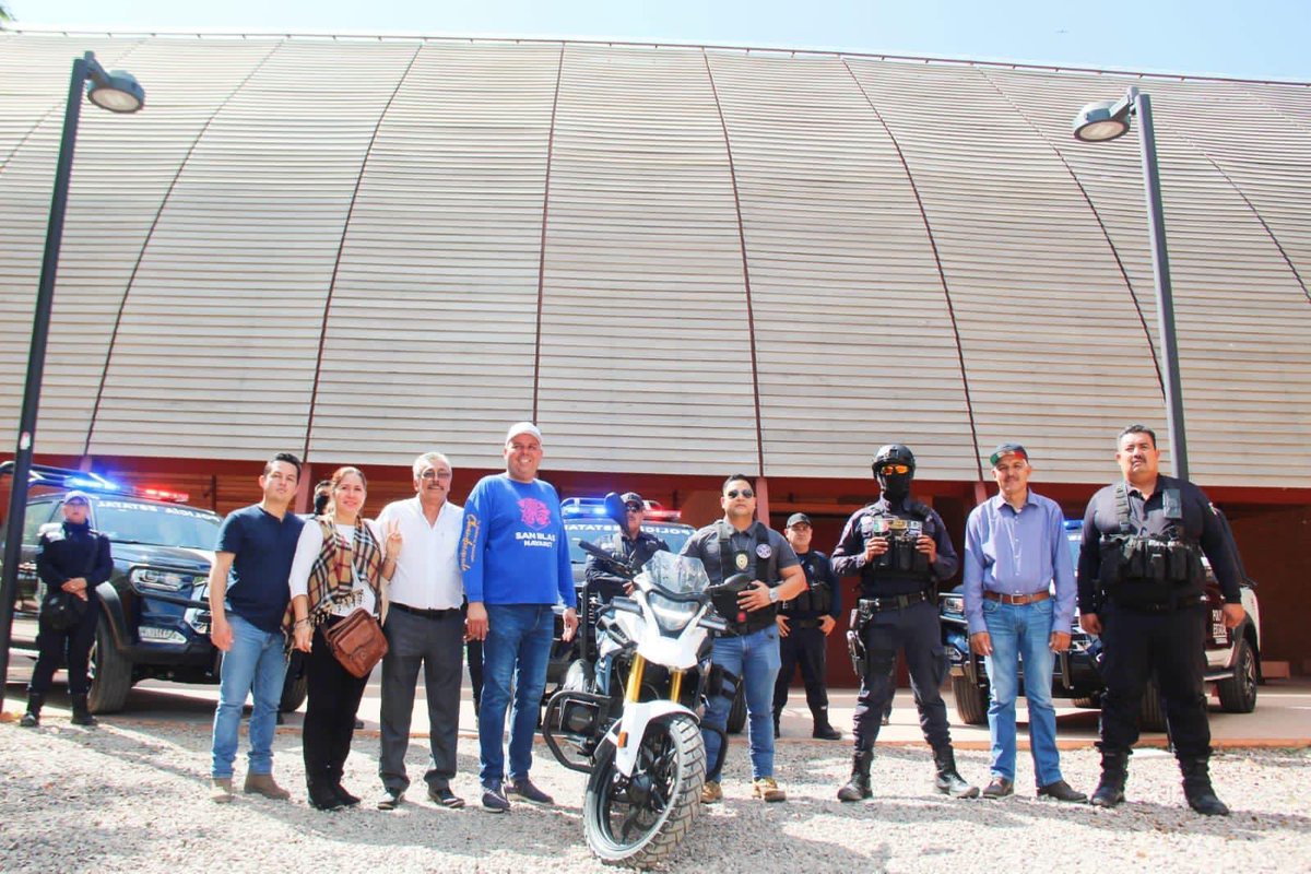 Con el apoyo de <a href="/MiguelANavarroQ/">Miguel Ángel Navarro</a>  hoy <a href="/SanBlasNayarit/">San Blas Nayarit</a>  refuerza su seguridad con 3 Patrullas 🚔, 1 Moto 🏍️ y Equipo Táctil, haciendo equipo. #Gracias