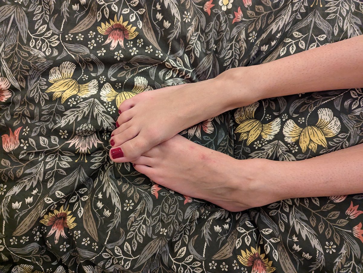 Tanacake ( ᵒ ૩ᵕ )♡* FREE to follow on Fansly on Twitter "Got my toes