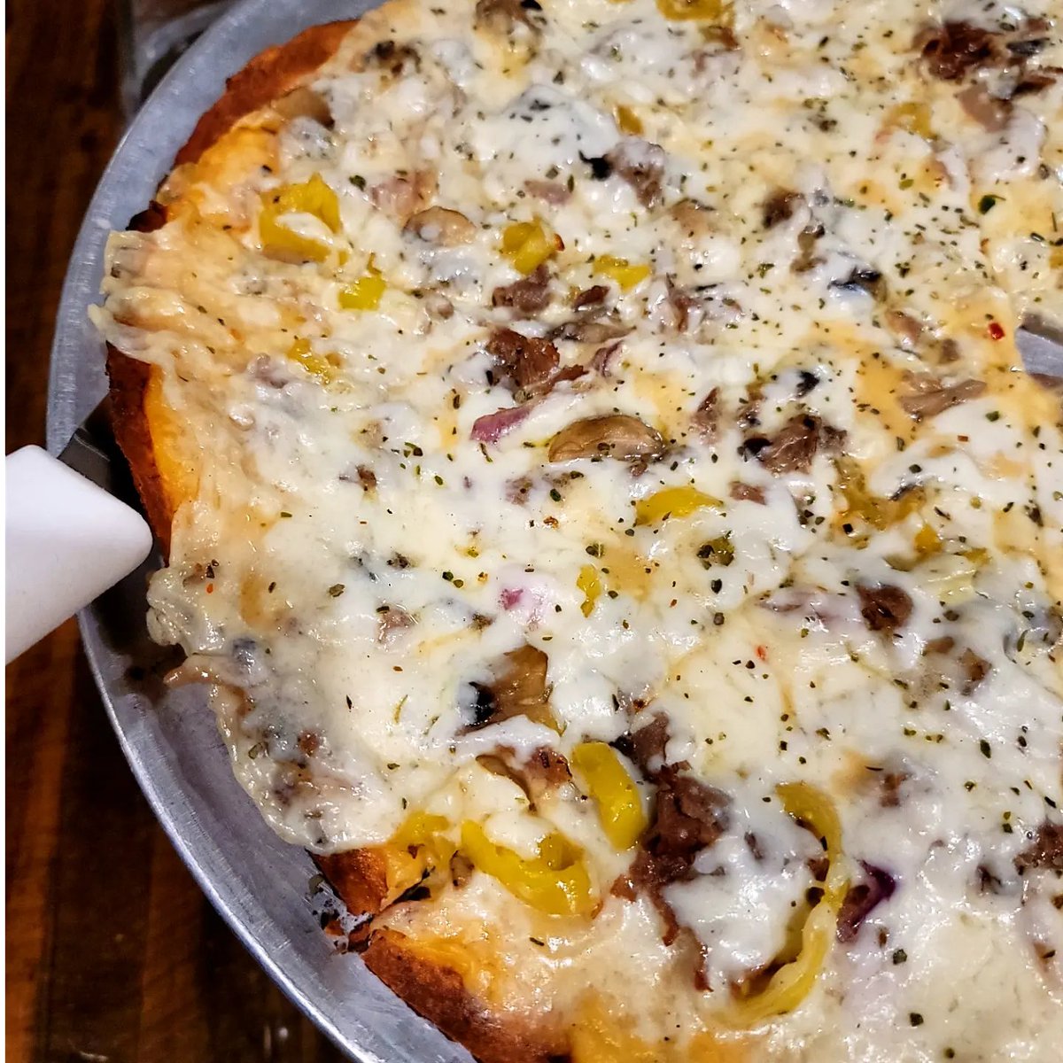WWDEatNext's tweet photo. 🍕 Philly Cheesesteak
(Rib-eye, banana peppers, onion, mushrooms and spicy beer cheese)

Byrne's Pizza and Grill - @DevourIndy
#devourindianapolis https://t.co/yEph0PSxdg