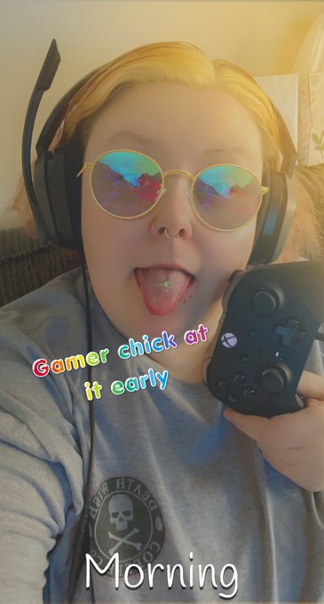 New hair 🥵💕🙌🏻 Also, i guess I&rsquo;m now a gamer 😝😚 https://t.co/CPaDPdJJkF