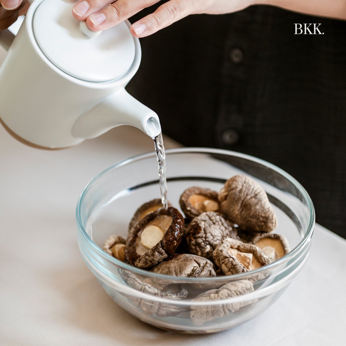 bkkmenu's tweet photo. ส่งต่อความอร่อยต้อนรับสุดสัปดาห์นี้ด้วยเมนูทานเล่นที่รับรองได้ว่าถูกปากทุกวัยในบ้านอย่าง “เห็ดหอมหมูสับไข่เค็ม” ที่เสิร์ฟมาแบบชิ้นโต ๆ เต็มปากเต็มคำ
.
https://t.co/lur2SVYY8a
.
#BKKMENU #BKKPLAY #EasyPeasyRecipe #เห็ดหอมหมูสับไข่เค็ม #Homemade #HomemadeMenu https://t.co/kiVbi0qwze