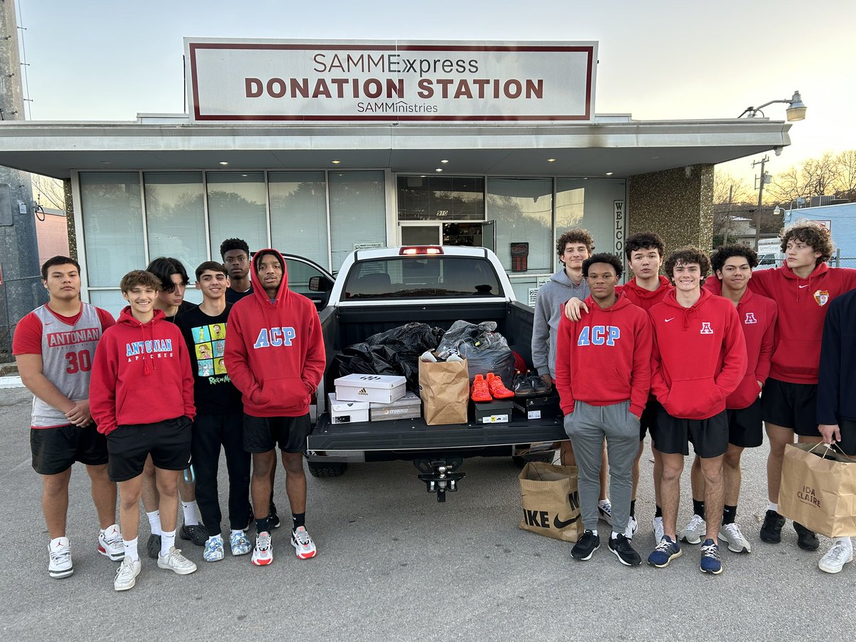 RudyJBernal1's tweet photo. Antonian Boys Basketball dropping off their collection of Athletic shoes for their Soles 4 Souls Service Project to SAMM Ministries. Congratulations young men, you are making a difference in your community. https://t.co/1raJTT0tp6
