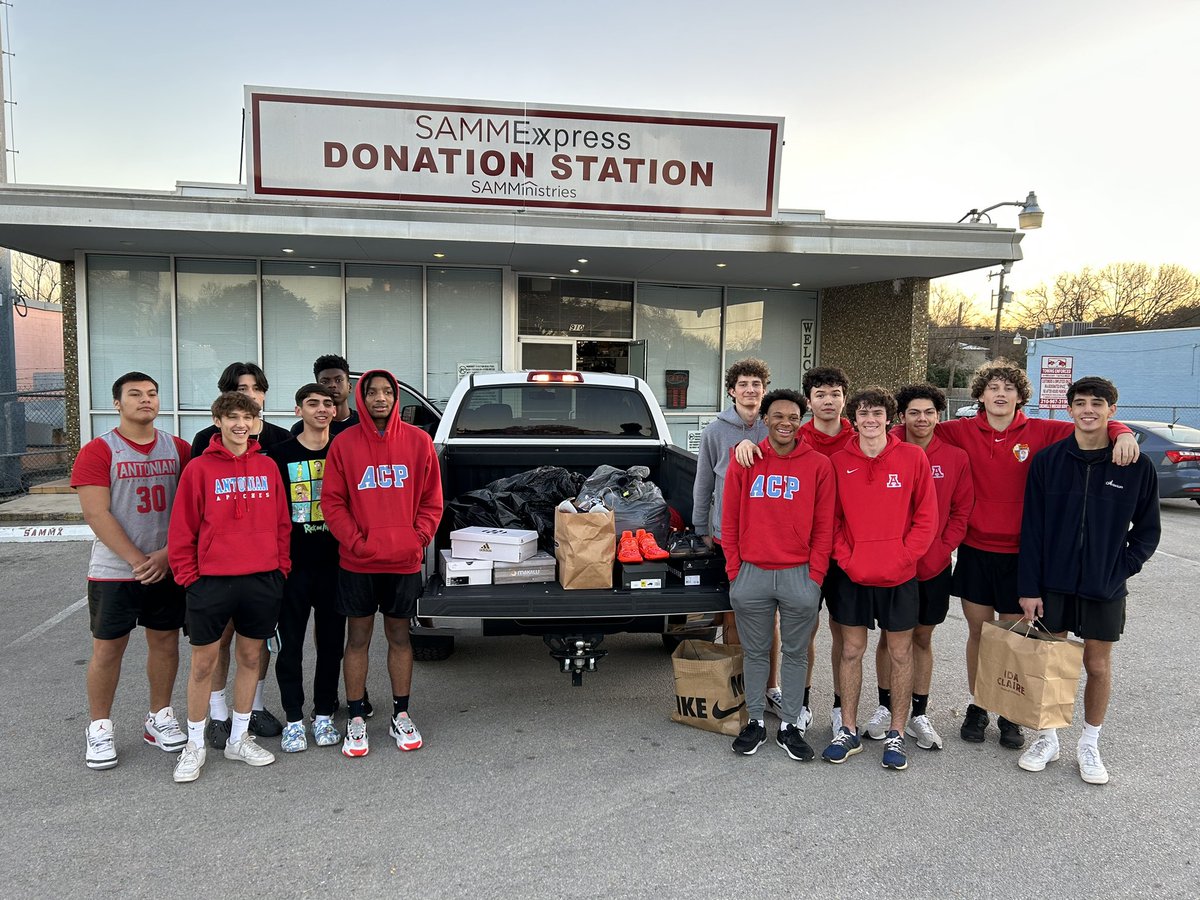 RudyJBernal1's tweet photo. Antonian Boys Basketball dropping off their collection of Athletic shoes for their Soles 4 Souls Service Project to SAMM Ministries. Congratulations young men, you are making a difference in your community. https://t.co/1raJTT0tp6