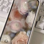 スマホ画面に花を閉じ込めたみたい!？真似したくなるオシャレな壁紙♡