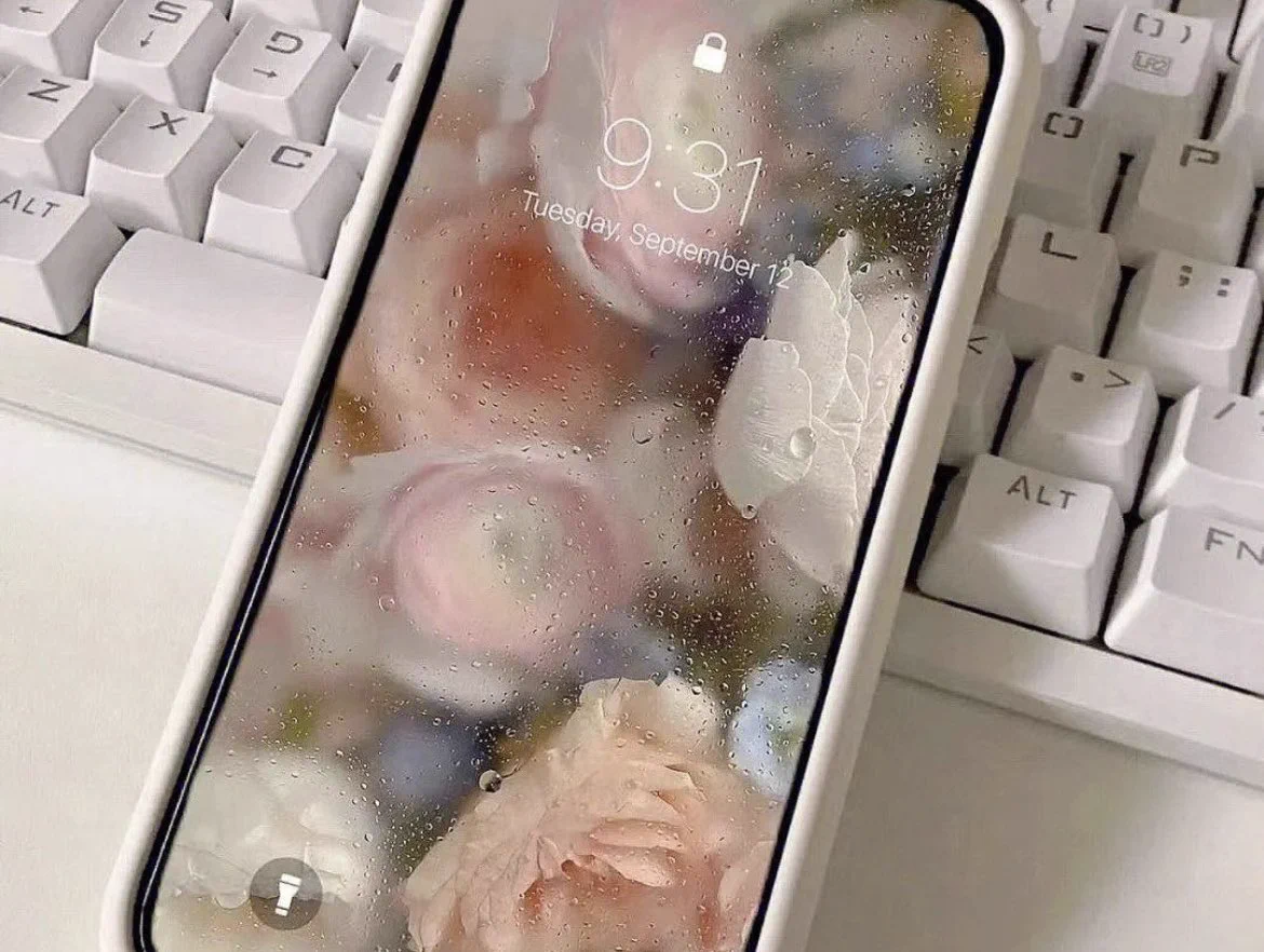 スマホ画面に花を閉じ込めたみたい！？真似したくなるオシャレな壁紙♡