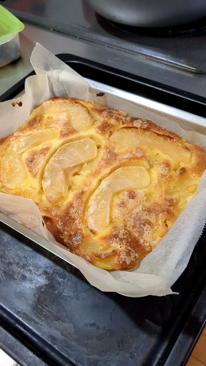 sarishima's tweet photo. りんご🍎のケーキ焼けた☺＃りんごケーキ#はるあんレシピ https://t.co/gndBv6VFTe