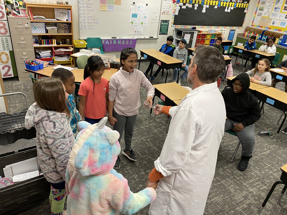 We had so much fun today with High Tech High Touch learning about light and circuits. Thank you #corbellpta <a href="/CorbellElem/">Corbell Elementary</a> #FISDmadetoshine #refraction #ultraviolet